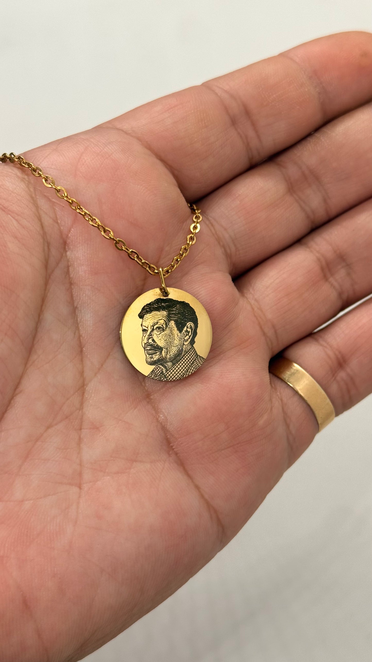 Collar Medalla Personalizada Baño de Oro 18K, Grabado Láser